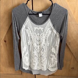 VENUS Gray and Cream Raglan Graphic Blouse